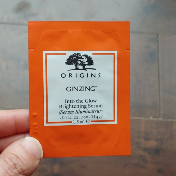 Free Brightening Serum Sample with Purchase - Picture 2 of 6